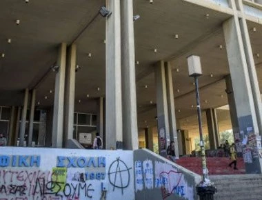 Κλείνει η Φιλοσοφική για να μην γίνει το γλέντι του Ρουβίκωνα -«Θα ανοίξει» απαντά η ομάδα